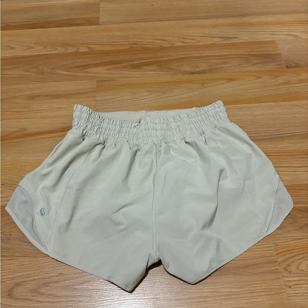 LULULEMON Cream hotty hot 2.5in Shorts - Picture 2 of 5